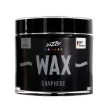 De ZviZZer Wax Graphene (100ml) is een revolutionaire hybride wax die de grenzen van lakbescherming verlegt door het gebruik van geavanceerde grafeen-technologie. Deze innovatieve wax vormt een extreem sterk en duurzaam schild op de lak, dat niet alleen zorgt voor een ongekende glans, maar ook voor een superieure bescherming tegen chemicaliën, UV-straling en hitte. Dankzij de grafeen-moleculen ontstaat een extreem glad oppervlak met uitzonderlijke waterafstotende eigenschappen (hydrofobiciteit). Hierdoor blijft uw voertuig langer schoon en is het onderhoud aanzienlijk eenvoudiger. De wax geeft de lak een indrukwekkende kleurdiepte en een spiegelende reflectie, terwijl hij zijdezacht aanvoelt. ZviZZer Wax Graphene combineert het gebruiksgemak van een traditionele wax met de kracht en standtijd van de modernste moleculaire technologie. De ideale keuze voor de veeleisende detailer die op zoek is naar de allerhoogste graad van bescherming en een perfecte showroom-finish