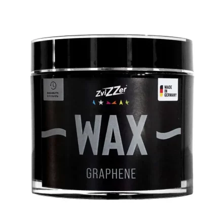De ZviZZer Wax Graphene (100ml) is een revolutionaire hybride wax die de grenzen van lakbescherming verlegt door het gebruik van geavanceerde grafeen-technologie. Deze innovatieve wax vormt een extreem sterk en duurzaam schild op de lak, dat niet alleen zorgt voor een ongekende glans, maar ook voor een superieure bescherming tegen chemicaliën, UV-straling en hitte. Dankzij de grafeen-moleculen ontstaat een extreem glad oppervlak met uitzonderlijke waterafstotende eigenschappen (hydrofobiciteit). Hierdoor blijft uw voertuig langer schoon en is het onderhoud aanzienlijk eenvoudiger. De wax geeft de lak een indrukwekkende kleurdiepte en een spiegelende reflectie, terwijl hij zijdezacht aanvoelt. ZviZZer Wax Graphene combineert het gebruiksgemak van een traditionele wax met de kracht en standtijd van de modernste moleculaire technologie. De ideale keuze voor de veeleisende detailer die op zoek is naar de allerhoogste graad van bescherming en een perfecte showroom-finish