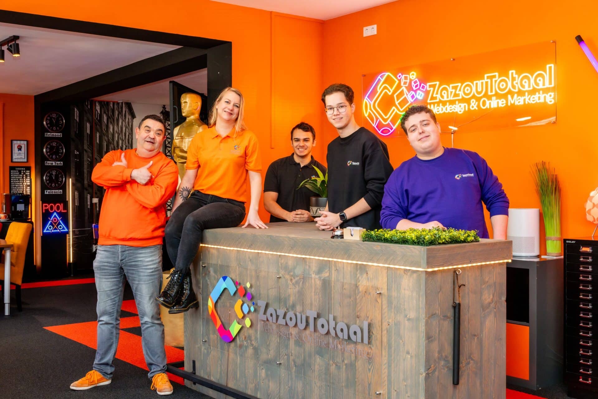 Het team van ZazouTotaal achter de balie in de websitewinkel